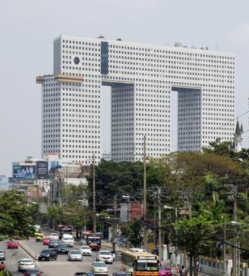 [新聞] 大象站在路旁 曼谷立體感大樓超吸睛