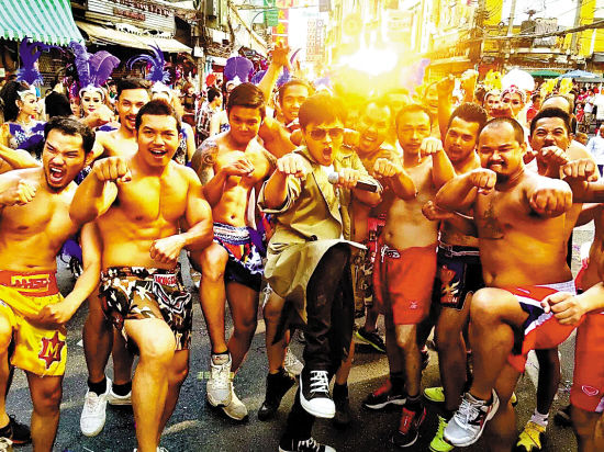 [新聞] 《唐人街·探案》曼谷熱拍數百人跳“招財貓”舞