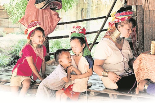 [新聞] 遊泰國清邁 探索長頸部落